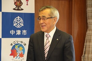 あいさつをする奥塚市長