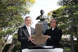 奥塚市長とアキ工作社松岡代表取締役社長