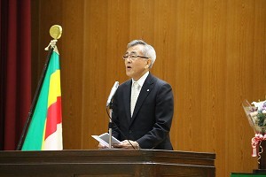 お祝いの言葉を贈る奥塚市長