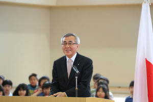 お祝いの言葉を贈る奥塚市長