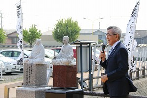 あいさつをする奥塚市長