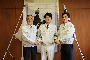 出発式の様子（奥塚市長稲田副市長と江口さん）