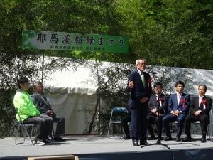 開会式で挨拶をする奥塚市長