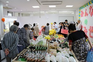 利用者のみなさんでにぎわう店内