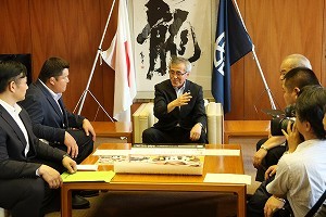 歓談する奥塚市長と公益財団法人日本相撲協会のみなさん