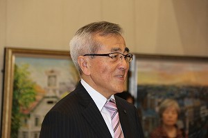 あいさつをする奥塚市長