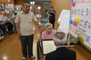 賞状を贈る奥塚市長