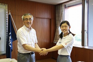 握手をする奥塚市長と松本和奏さん
