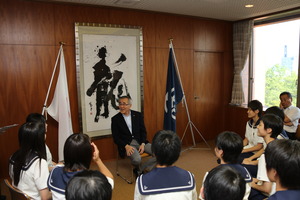 生徒のみなさんと懇談する奥塚市長