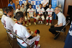 選手の皆さんと歓談する奥塚市長