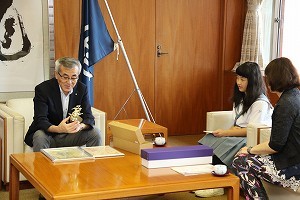 奥塚市長に準優秀賞の受賞を報告する泉 陽菜さん