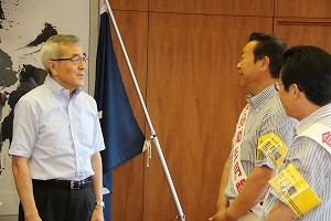 奥塚市長に食中毒予防「広報パレード」実施報告を行う関係者の方々