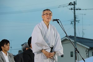 あいさつをする奥塚市長