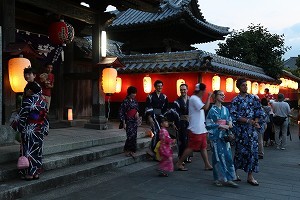 とうろう祭り合元寺前の様子