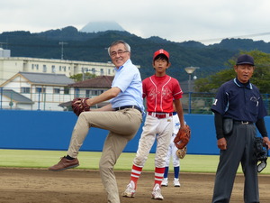 始球式をする奥塚市長