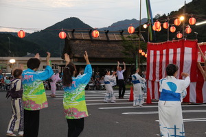 踊りの輪に加わりました