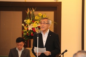 あいさつをする奥塚市長