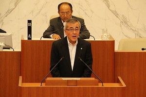 第3回中津市議会定例会で報告を行う奥塚市長