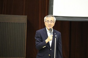 あいさつをする奥塚市長