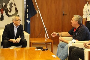 歓談する奥塚市長とアシュリーターナー氏