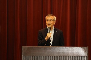 あいさつをする奥塚市長