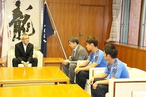 奥塚市長と歓談する榎社長と選手たち