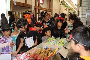 ハロウィンウォークの様子（日ノ出町商店街）