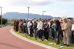 中津市老人クラブ連合会グラウンド・ゴルフ大会開会式の様子