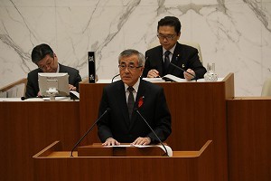 平成28年第4回中津市議会定例会で報告を行う奥塚市長