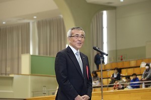 あいさつをする奥塚市長