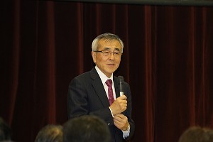 あいさつをする奥塚市長