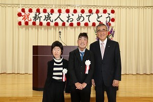 記念写真（奥塚市長と新成人のお2人）