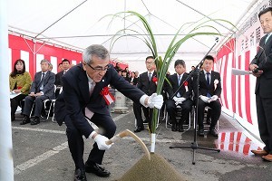 刈初めの儀を行う奥塚市長