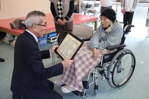 表彰状を渡す奥塚市長