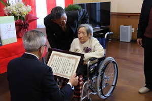 表彰状を渡す奥塚市長