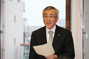 あいさつをする奥塚市長