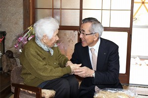 お祝いの言葉を贈る奥塚市長