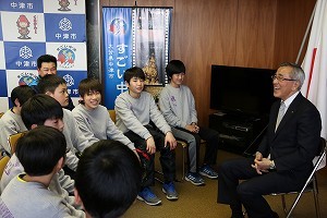 奥塚市長と歓談する中津北部ネイビーブルーの選手の皆さん