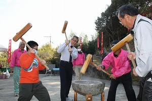 餅つきをする奥塚市長（小平椿まつり）