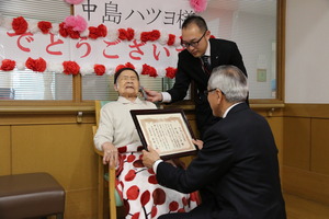 表彰状を手渡す奥塚市長