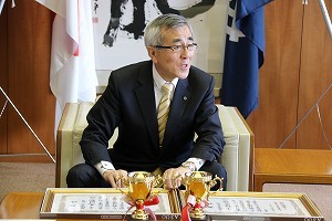 歓談する奥塚市長