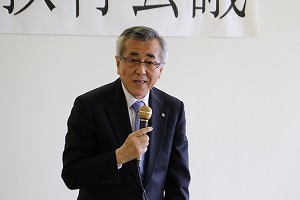 あいさつをする奥塚市長