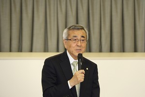 あいさつをする奥塚市長