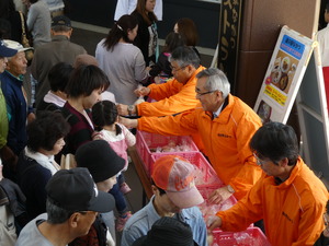 紅白もちの無料配布