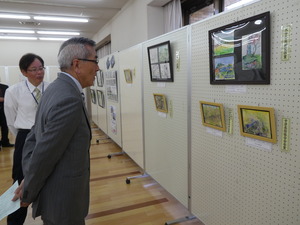 感心げに見つめる奥塚市長