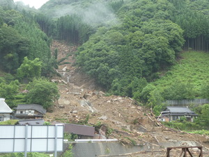 山の斜面が崩壊した被災現場