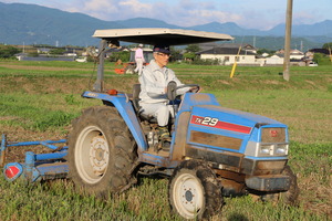 奥塚市長も耕起作業を行いました。