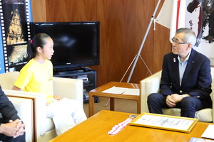 市長への報告の様子