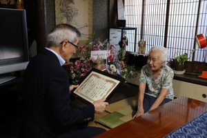 表彰状授与の様子