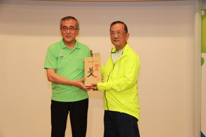 奥塚市長が、中津市からの記念品として焼酎を贈りました。